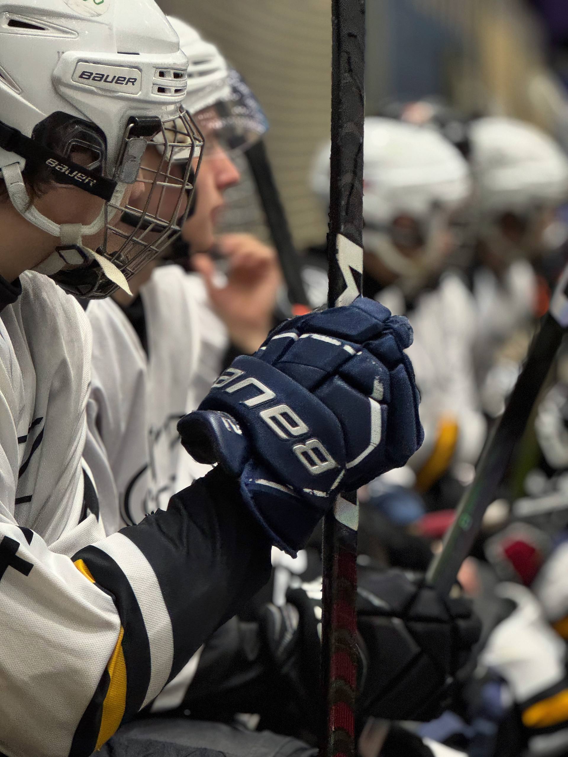 Игрок ХК КГАСУ на скамейке